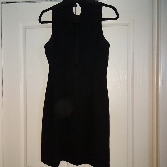 Black crepe dress. Halter neck with two button closure and back zip. Lined - Picture 2 of 5